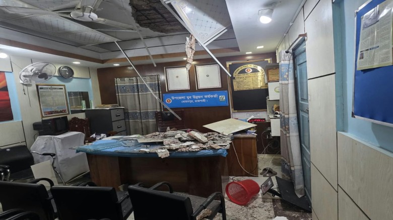 মোহনপুরে পুরোনো ভবনে ছাদ ধস, প্রাণে বাঁচলেন যুব কর্মকর্তা